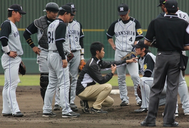 打球が当たった田面投手のもとに集まる選手やコーチ。福本トレーナーが確認中です。