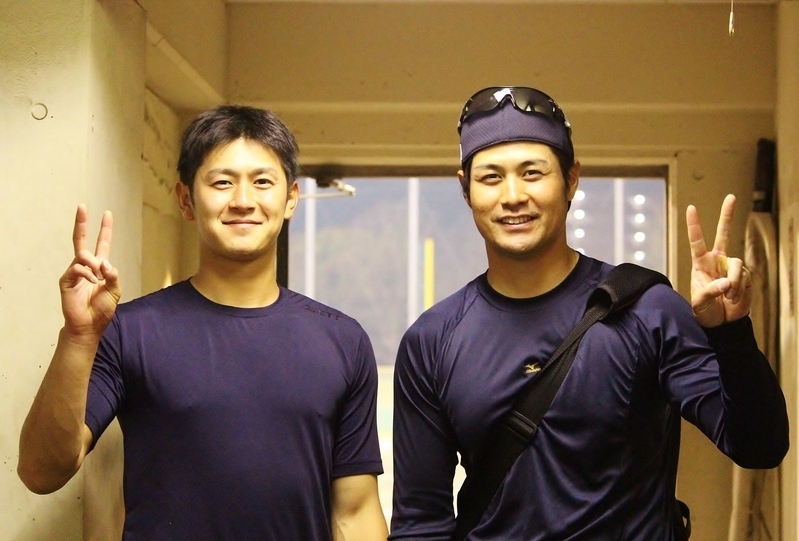15日の試合後。三菱重工長崎の野原選手(右)と、完投した奥村投手。