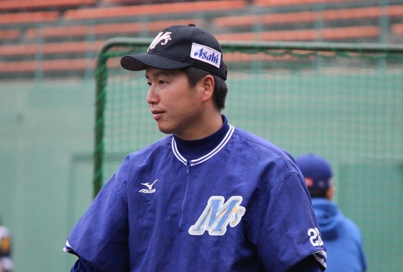 試合前練習でコーチとしてノック中の納谷捕手兼任コーチ。