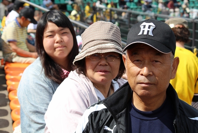 2015年6月、新潟県三条市の試合をご覧になるご両親と妹さん。