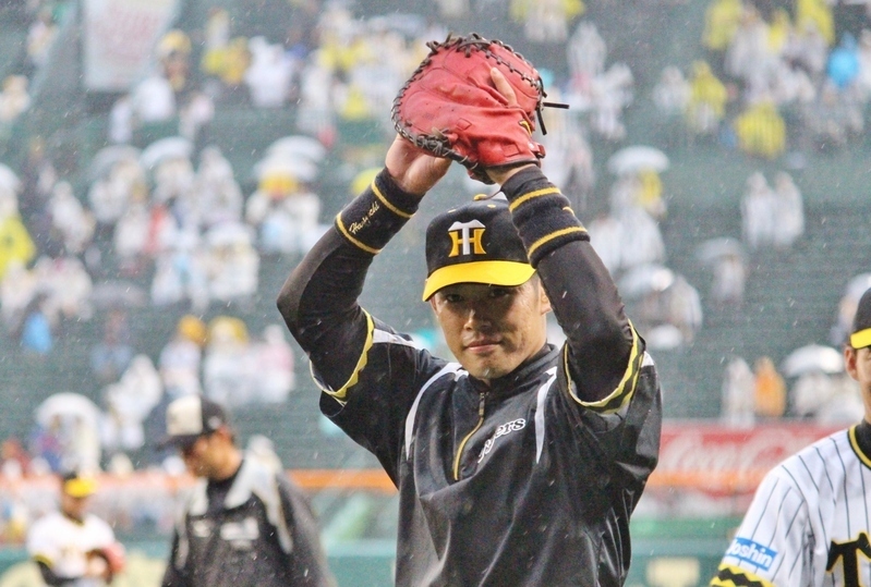 試合前のキャッチボール。雨の中、カメラに気づいて動きを止めてくれました。