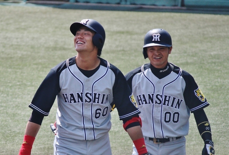 ランニングHRの中谷選手(左)。しんどいけど笑いが…。迎えた柴田選手も笑顔です。