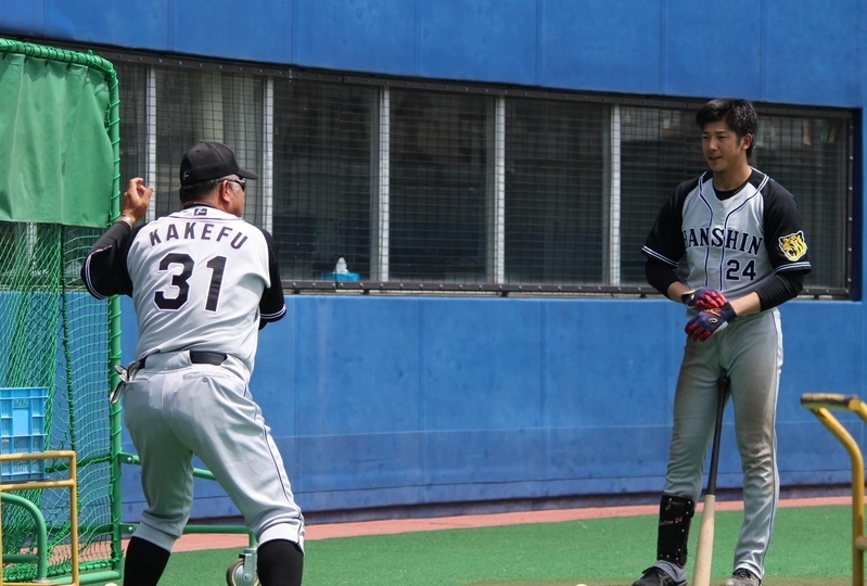 試合前のティー打撃で横田選手(右)を指導する掛布監督。