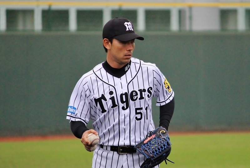 外野手とのキャッチボールを終えてベンチに戻ってくる伊藤隼選手。