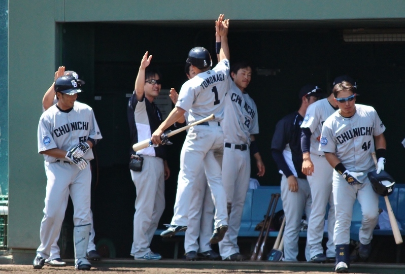 2ランの福田選手(左)と適時二塁打の友永選手(ジャンプ中)を迎えた中日ベンチ。