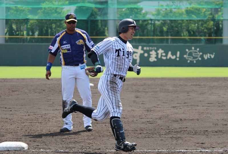 ホームランを打って、軽やかに三塁を回る伊藤隼選手。