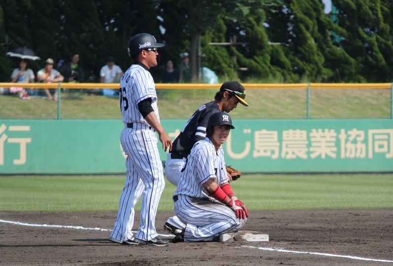 8回に右前打した緒方選手は、江越選手の二塁打で三塁へ激走！たどり着いて正座？