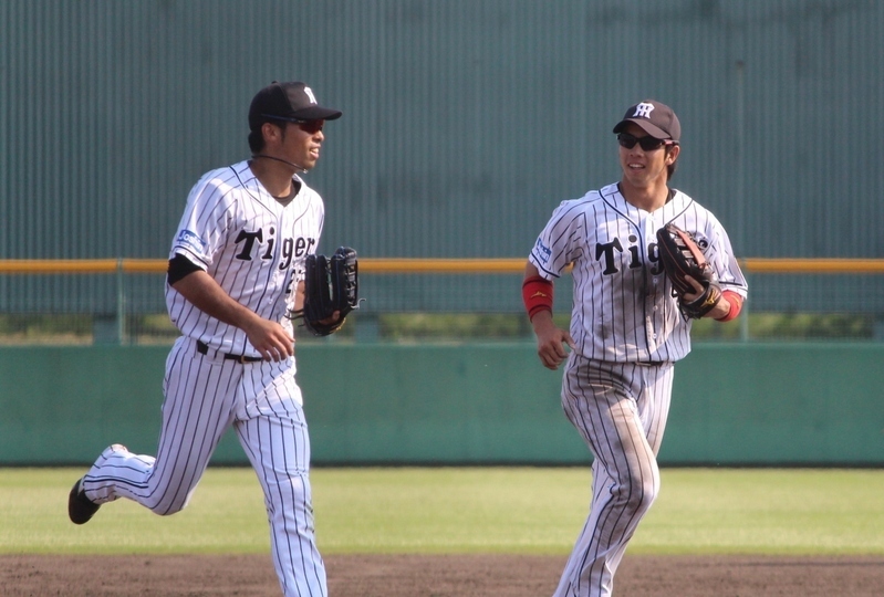 9回表、この試合2つ目のファインプレーを見せベンチへ戻る江越選手。右は緒方選手。