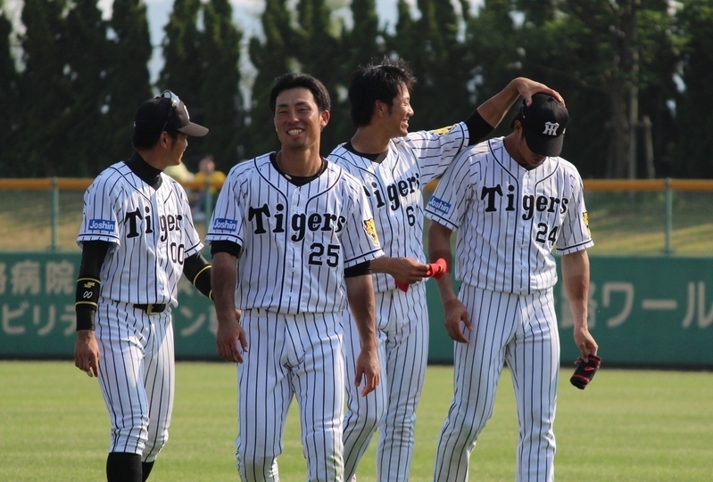 戻ってくる外野陣(左から柴田、江越、中谷、横田)。いじられる横田選手はおなじみ。
