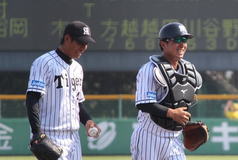 最終回、逆転のピンチをしのいで戻って来た小宮山選手(右)と山本投手。