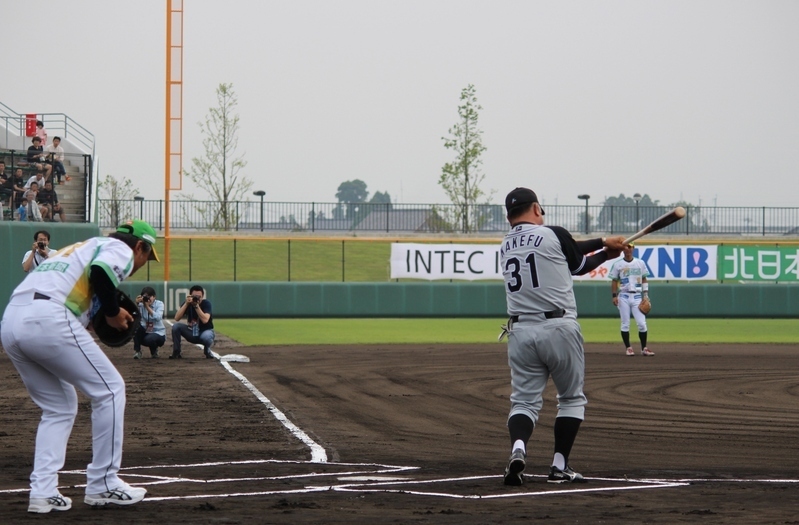 始球式のボールを空振りする掛布監督(右)、キャッチャー役の富山・吉岡雄二監督。