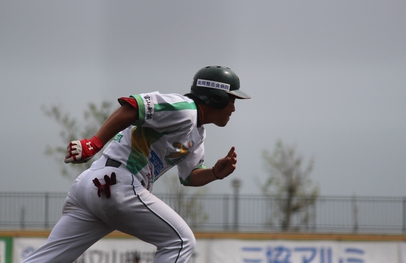 2回、望月投手からライト線に二塁打を放った富山の野原祐也選手。
