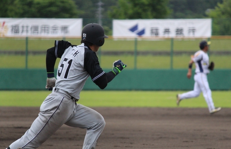 6回に右中間二塁打を放った伊藤隼選手。
