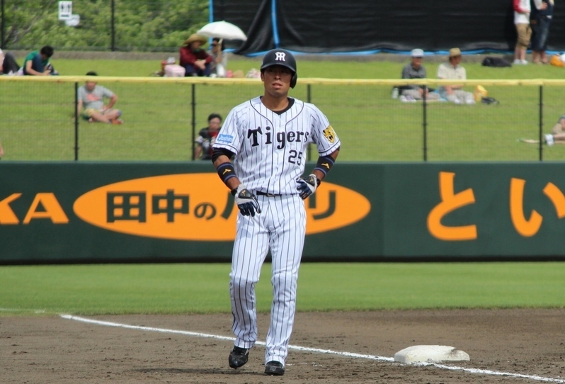 その前に左前打した江越選手は三塁へ。