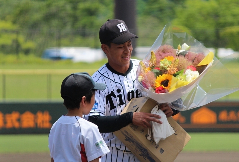 試合前のセレモニーで、チームを代表して花束を受け取る植田選手。