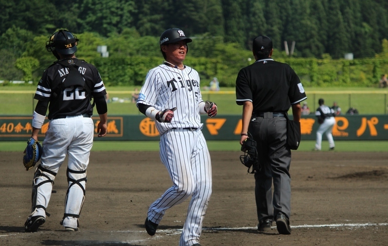 8回に先頭で中前打し、梅野選手の二塁打で勝ち越しのホームを踏む陽川選手。