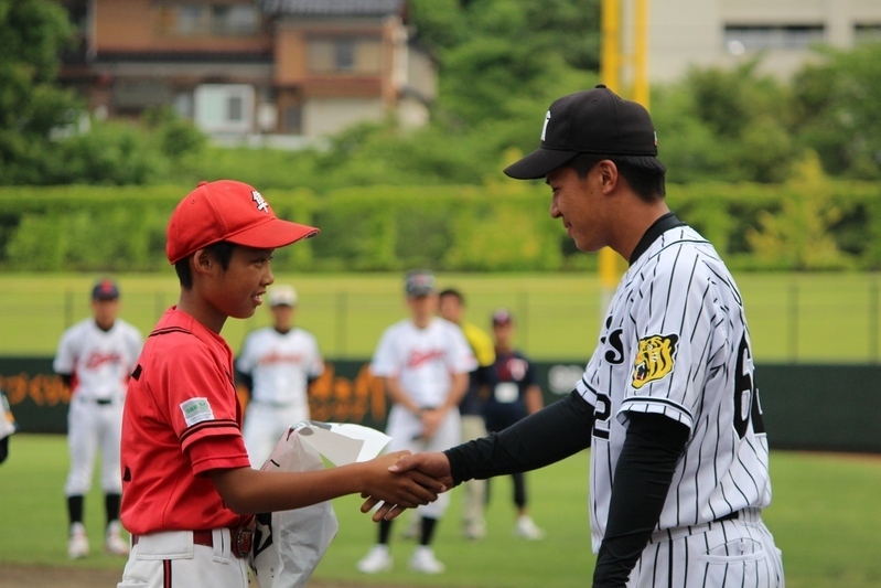 4日の野球教室で、最後に代表で記念品を渡し、握手をする植田選手。