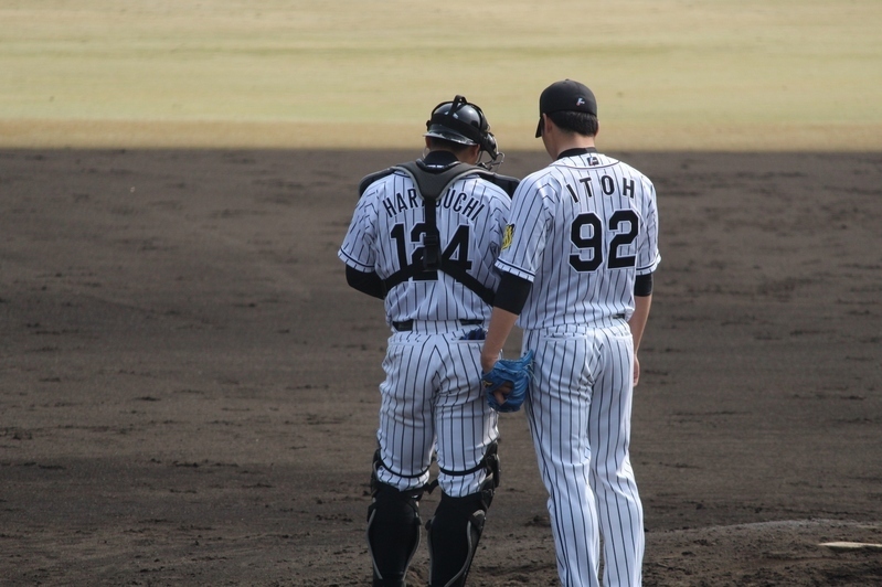 3月8日の教育リーグで、マウンドの伊藤和投手(右)のもとへ。