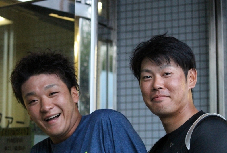 昨年9月、松田投手(左)と無理やり？のツーショット。