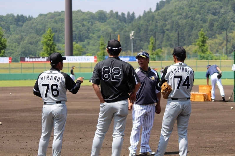 5月29日、試合前に対面した藤井コーチ(右から2人目)と阪神コーチの皆さん。
