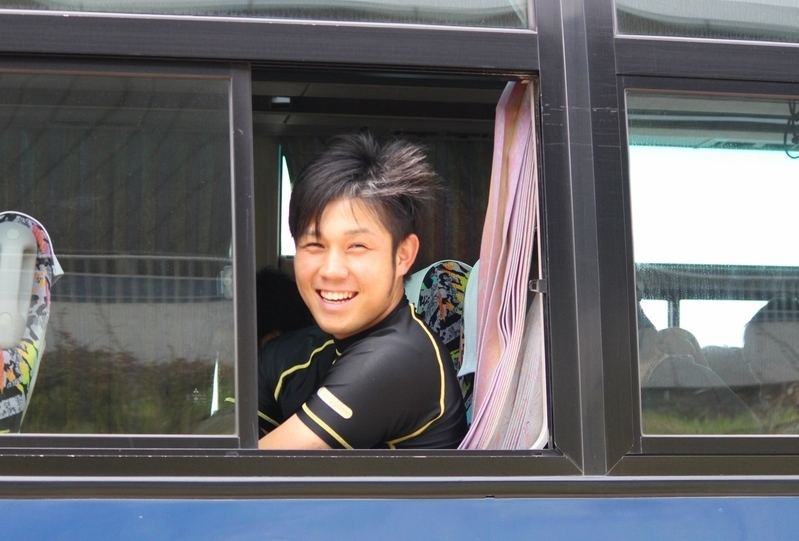 疲労困憊の寺岡投手ですが、帰りのバスでいい表情。クラブ選手権もお願いします！