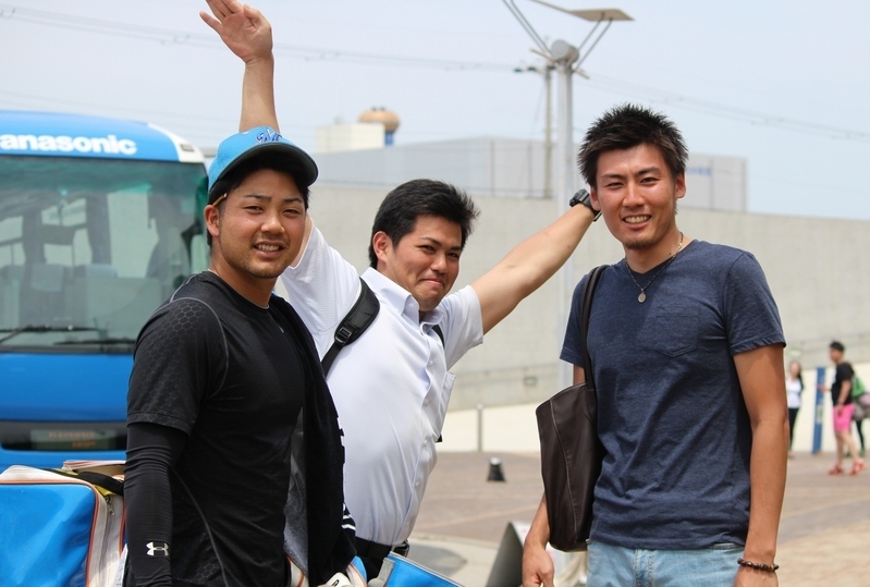 穴田選手と淀川シニアのチームメイトだった秋元幸助さん(右)と伊藤文雄さん(中)。