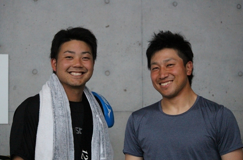 大阪ガス戦の9回、代打で勝ち越し二塁打を放った榊原選手(右)と穴田選手。