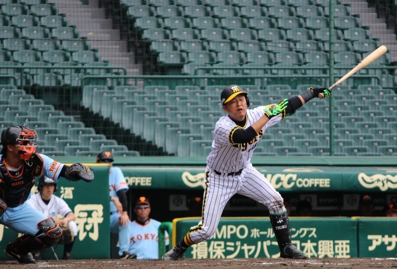 3回無死一塁で、鶴岡選手は盗塁を助ける空振り。