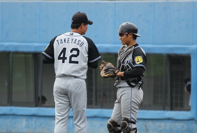 失点してしまったプロ初登板の竹安投手(左)のところへ行く坂本捕手。