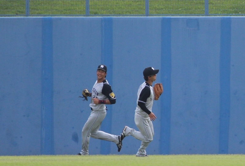 9回、中飛を捕球した上本選手(右)とカバーに来た横田選手。横田くんの笑顔が…。