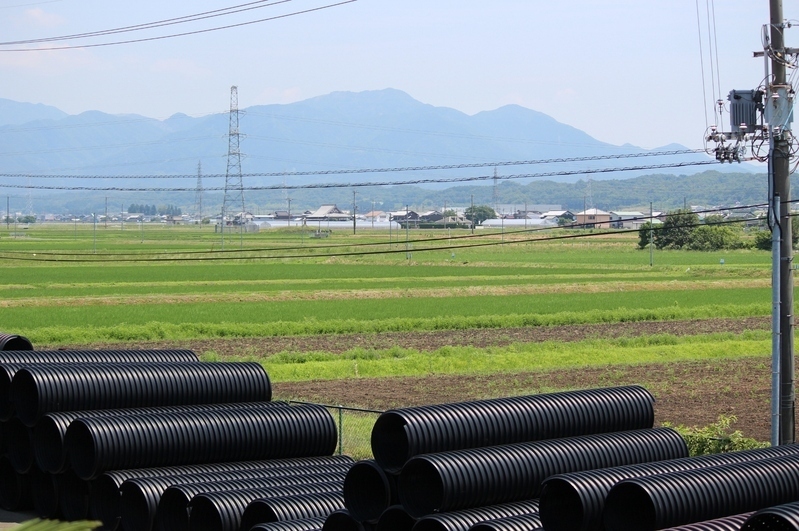 カナフレックスの滋賀工場がある東近江市。手前に見える黒いホースは製品の一部です。
