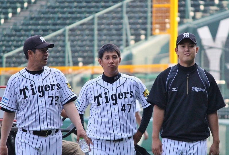 ミーティングを終えて高橋コーチ(左)、山本投手(中)と戻ってくる望月投手。