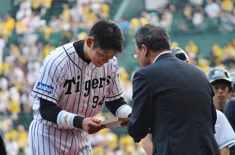 6月14日、甲子園の試合前に行われた『セ・リーグ月間MVP』の表彰。