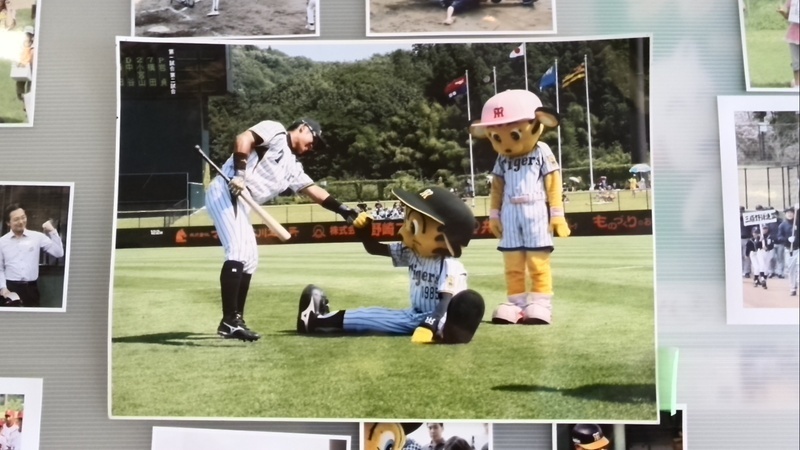 ことし6月、新潟県の三条パール金属スタジアムで見つけた2014年の写真。