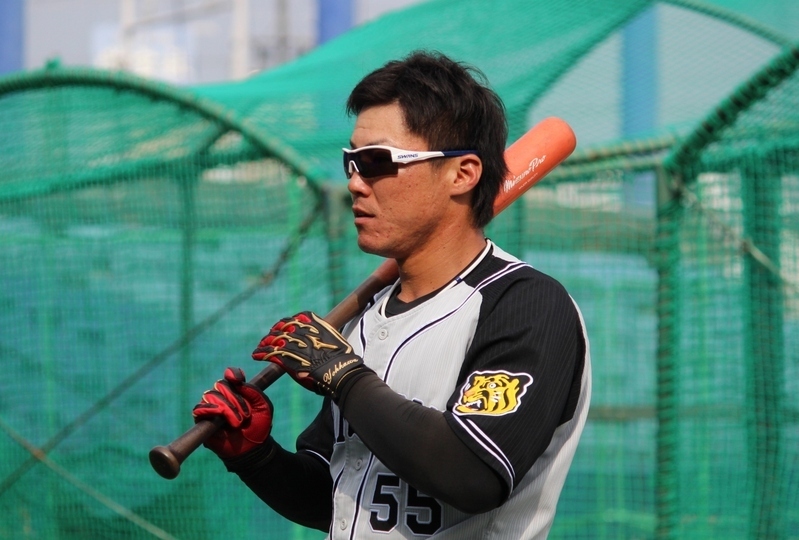 6日のナゴヤ球場で素振りをする陽川選手。この日もタイムリー二塁打がありました。