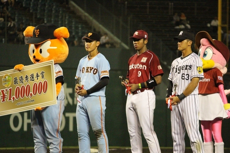MVP100万円は巨人の岡本選手(左)。板山選手とオコエ選手が優秀選手で50万円。