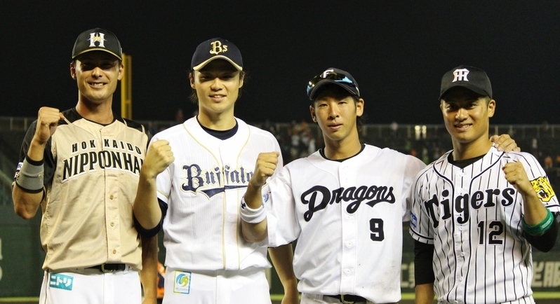 明大OB大集合！左から上原投手、山崎福投手、石川選手、坂本選手。