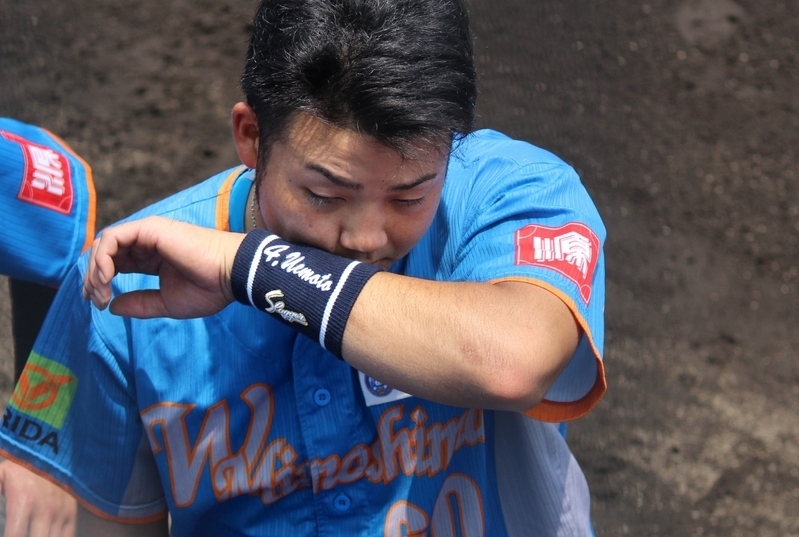 汗を拭う穴田選手の左手首には「uemoto4」のリストバンド。