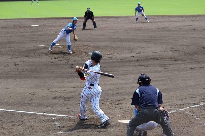 寺岡投手と一二三選手、1打席目は左飛。これは2球目の真っすぐを空振りしたところ。