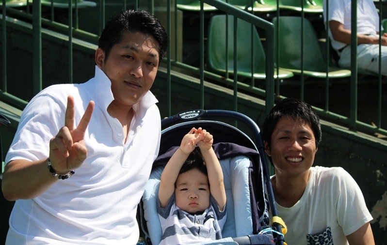 箕島OBの大北さん(左)と山口さん(親子)。2011年の対戦では現役でした。