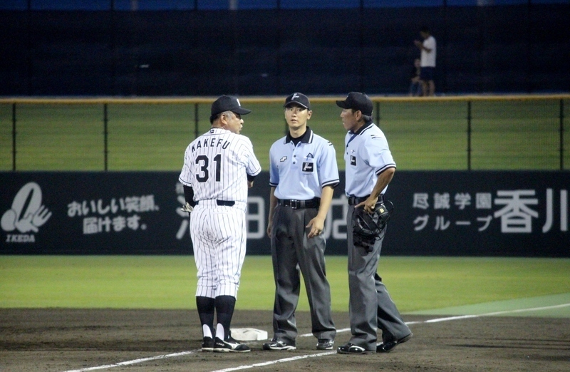3回裏、阪神の攻撃で一塁アウトの判定に抗議する掛布監督。