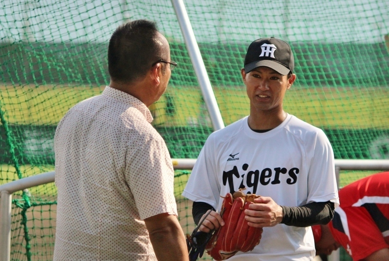 試合前に香川オリーブガイナーズの西田真二監督が来訪。上本選手と会話中です。