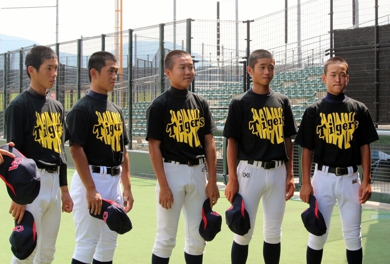 初日、仕事の説明を聞く『香川ベースボールアカデミー』の中学生選手たち。