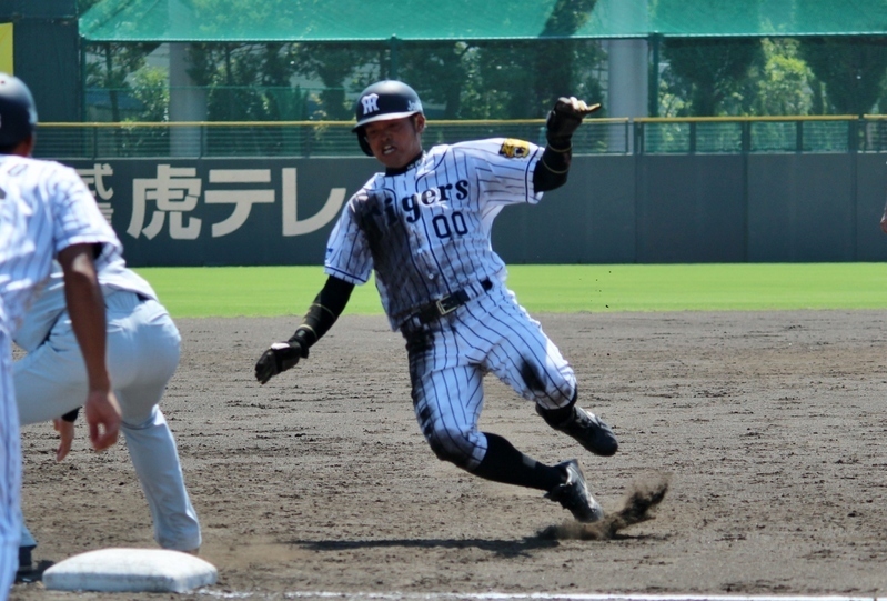 4回、中飛で三塁へ滑り込む柴田選手。