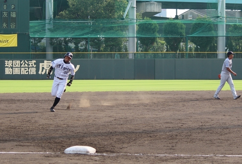 9回、ヒットの柴田選手は緒方選手の二塁打で激走中。
