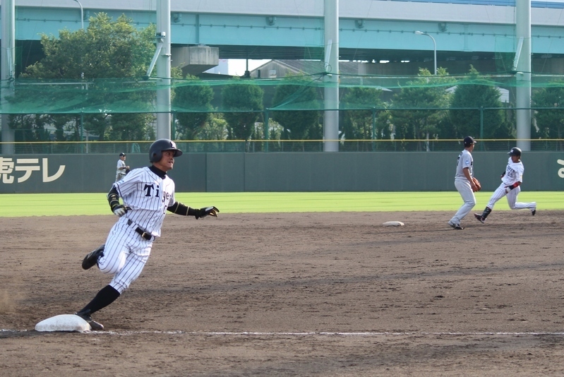 三塁を蹴る柴田選手、二塁へ到達する緒方選手の姿も。