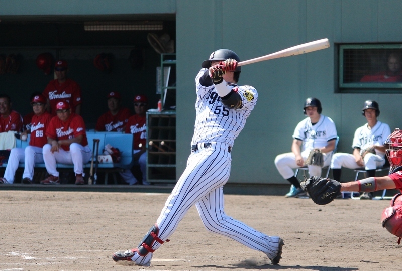 陽川選手の打球がエラーを誘い二、三塁。