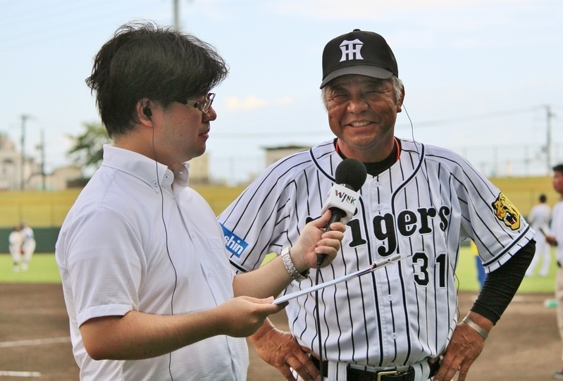 試合終了後、テレビ中継でインタビューを受ける掛布監督。