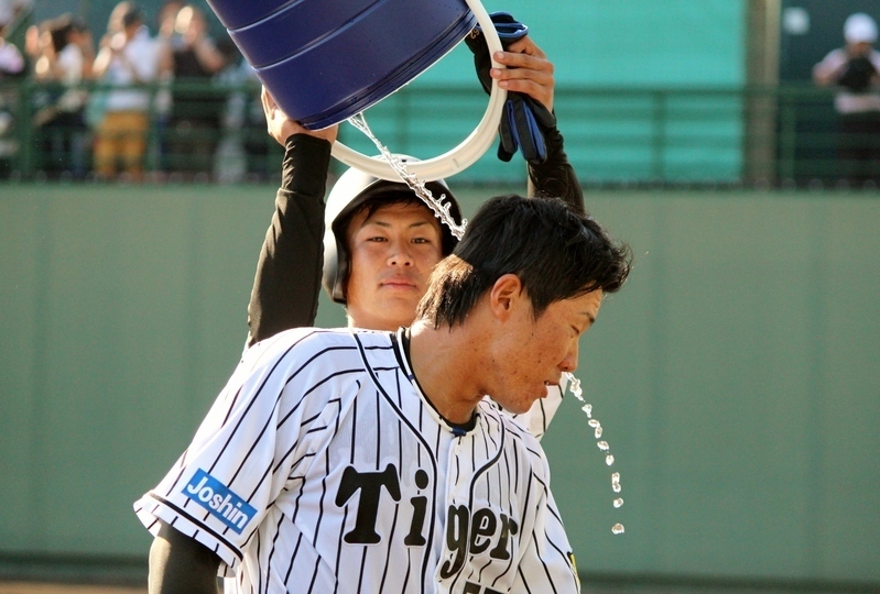 同じく30日、残った水を植田選手にかけられる陽川選手。
