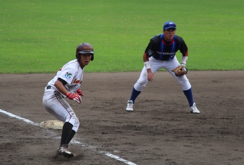 9回、藤井選手の代走で出て三塁まで進んだ武田選手。右はサードの阪口選手です。